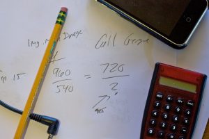 文件、笔和计算器组成的商务资料核对场景