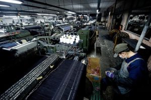 纺织制造车间内的亚洲工人正在进行生产作业