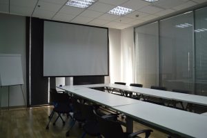 整洁的企业会议室与会议桌